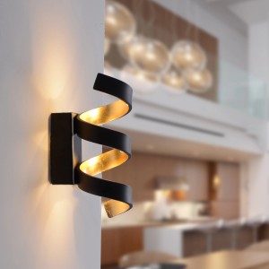 Moderne LED-Wandleuchte Helix in Schwarz-Gold, 26 cm hoch, für stimmungsvolle Beleuchtung.