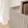 Selsey Fiorra Sideboard in Kaschmir mit geriffelten Fronten, abgesenkter Ablage und Büchern.