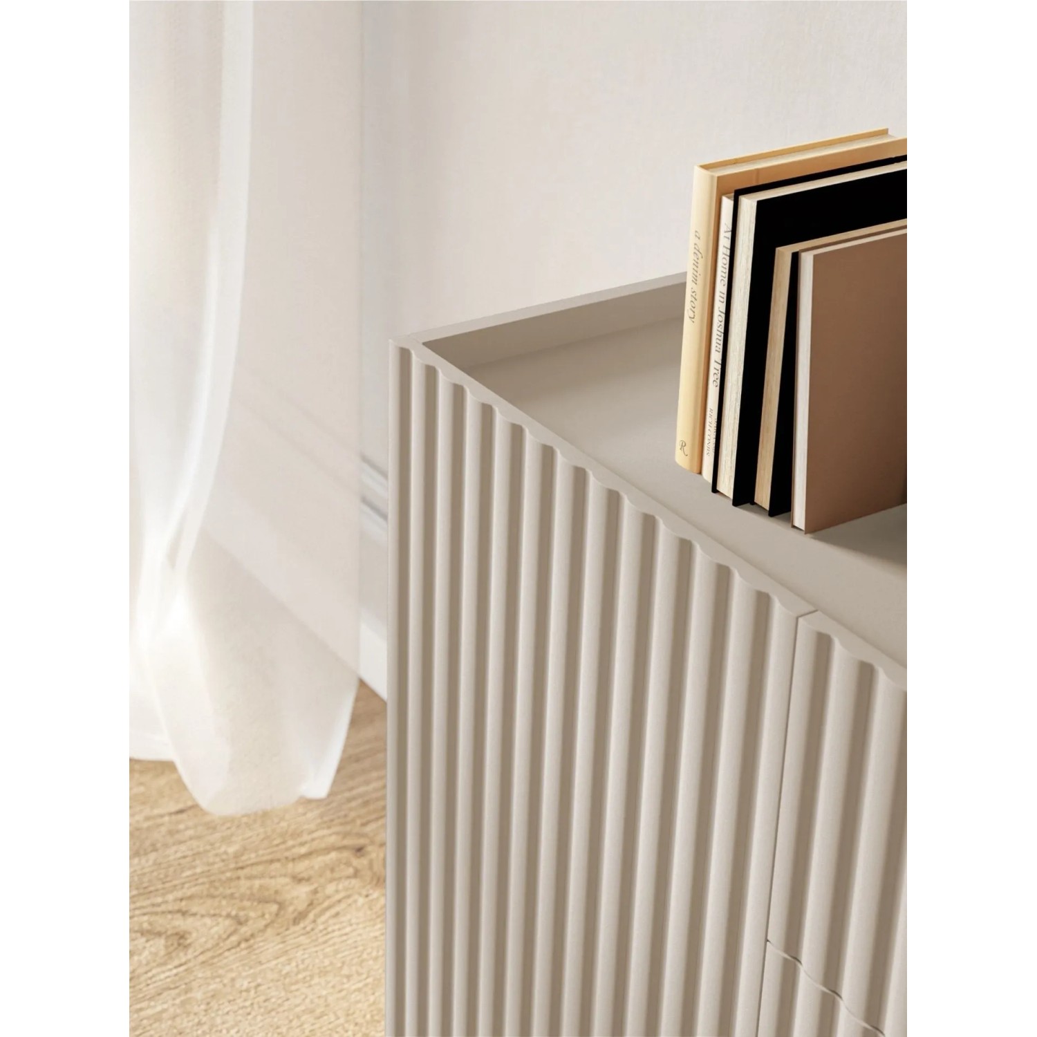 Selsey Fiorra Sideboard in Kaschmir mit geriffelten Fronten, abgesenkter Ablage und Büchern.