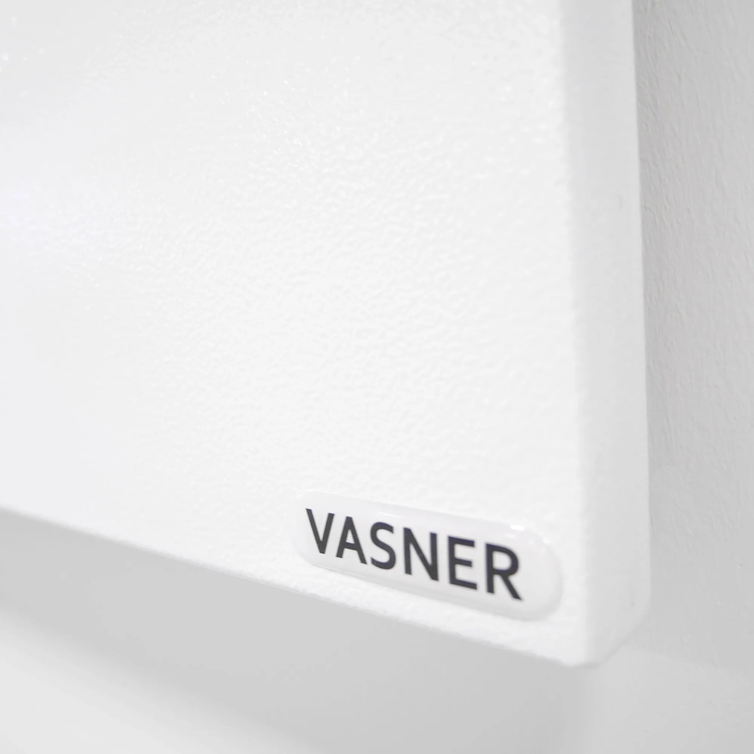 Detailansicht der weißen Vasner Infrarotheizung Citara M Metall, 1100 W, mit Logo.