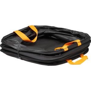 Zusammengefalteter, schwarzer Fiskars Gartenabfallsack Ergo Pop Up (73 l) mit orangefarbenen Tragegriffen.