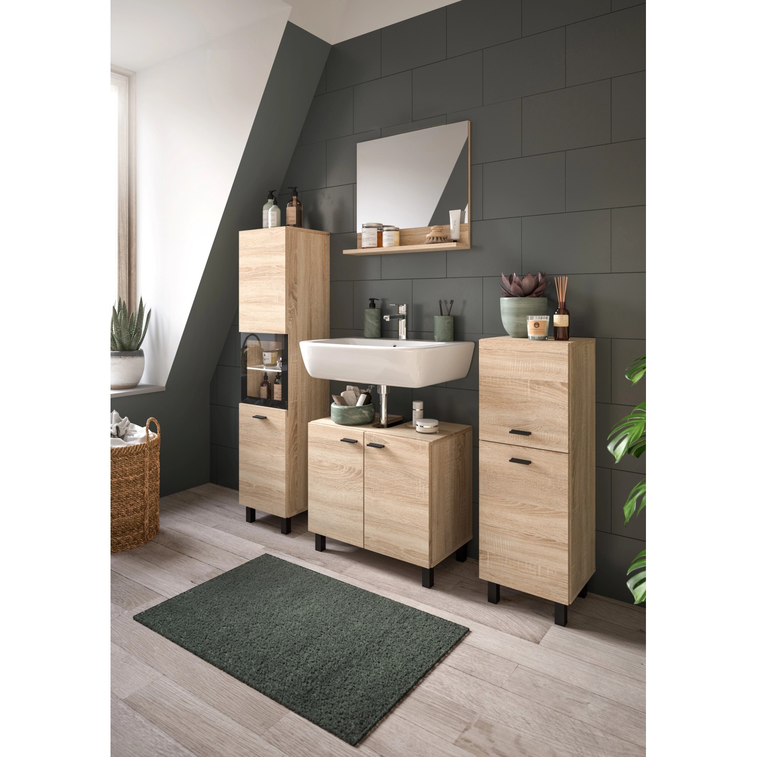 Badkombination Sonoma Eiche mit Waschbecken, Spiegel und Schränken für Badezimmer.