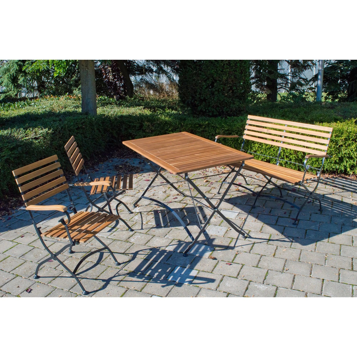 Zwei Acamp Klappsessel Lindau Teak-Schwarz im Gartenmöbelset mit Tisch und Bank auf Terrasse.
