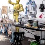 Selbstklebende Star Wars Fototapete mit C-3PO und R2-D2 im Kinderzimmer.