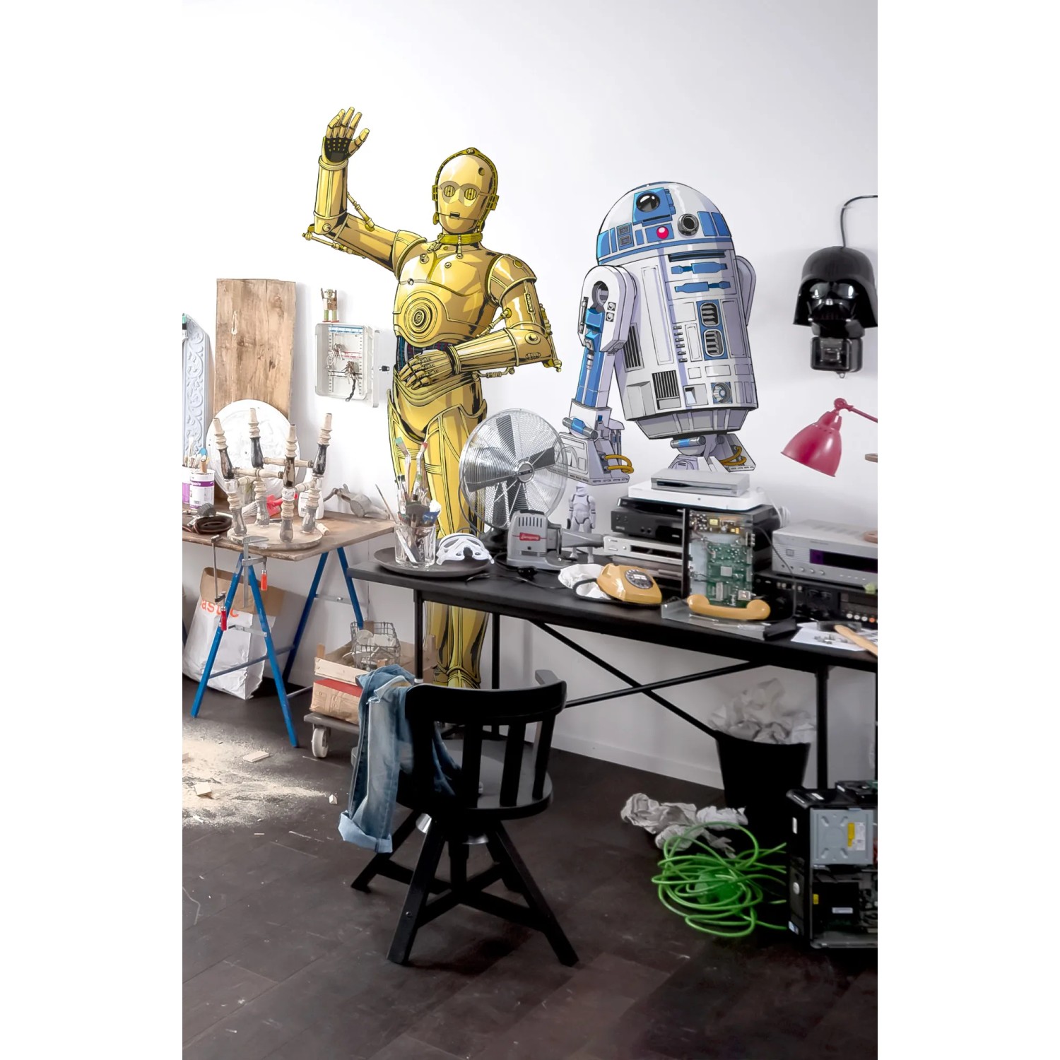 Selbstklebende Star Wars Fototapete mit C-3PO und R2-D2 im Kinderzimmer.