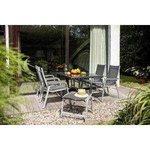 Kettler Klapptisch Boulevard, 140x95 cm, silber-anthrazit mit Stühlen und Hocker auf Terrasse.