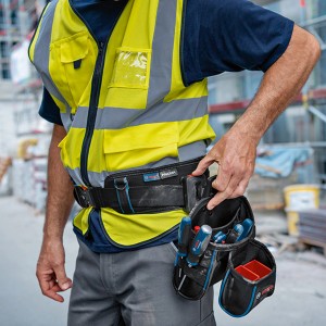 Bosch Professional Werkzeuggürtel mit Taschen und Handwerkzeugen im Einsatz.
