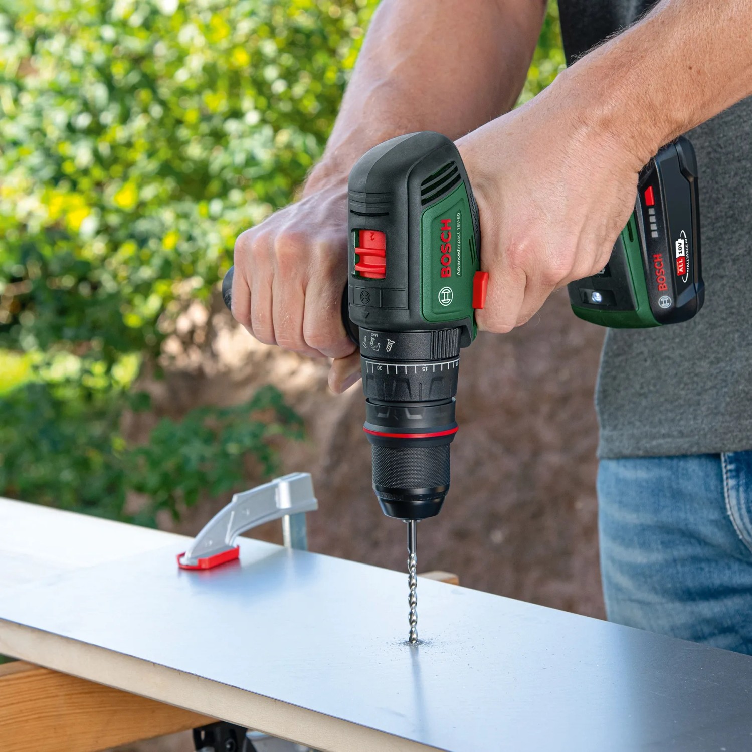 Bosch Akku-Bohrschrauber Advanced Drill 18 V-80 Solo beim Bohren in eine Platte.