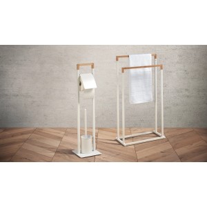 Freistehender Handtuchhalter aus Bambus und WC-Garnitur, weißes Gestell mit Holzakzenten.