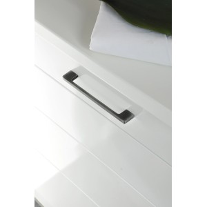 Möbelgriff Siro, Metall, Vintage Eisenfarben Matt, Lochabstand 160mm, an weißer Schublade