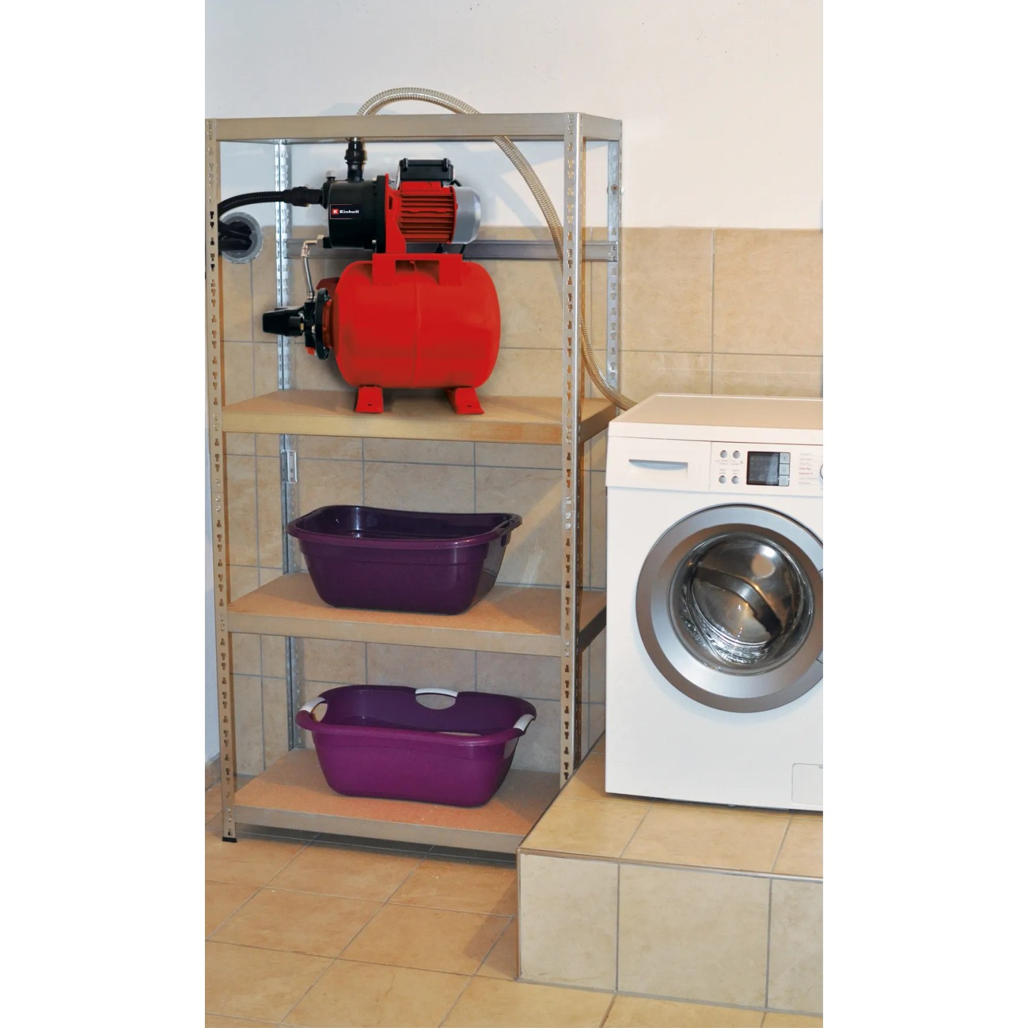 Einhell Hauswasserwerk GC-WW 6538 Set mit Pumpe, Saugschlauch und Zubehör im Regal.