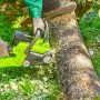 Grüne Zipper Akku-Kettensäge ZI-KTS 40 V Solo beim Sägen eines Baumstamms.