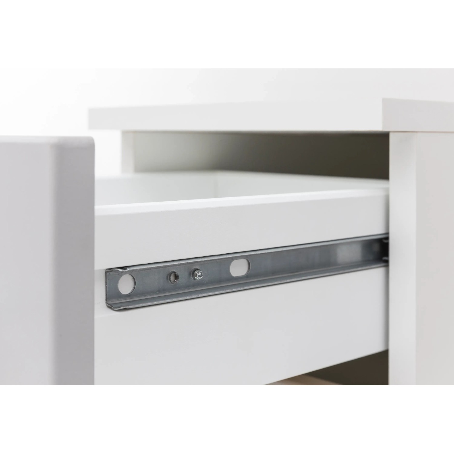 Detailaufnahme: Schublade des Held Möbel Hochschranks Molina, Wotaneiche-Weiß, mit Metallschiene.