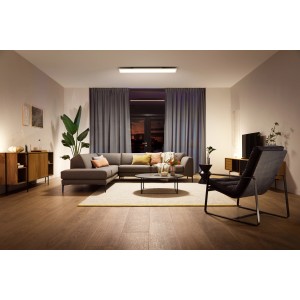 Wohnzimmer mit Philips Hue Aurelle LED-Panel, das warmes Licht spendet.
