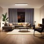 Wohnzimmer mit Philips Hue Aurelle LED-Panel, das warmes Licht spendet.