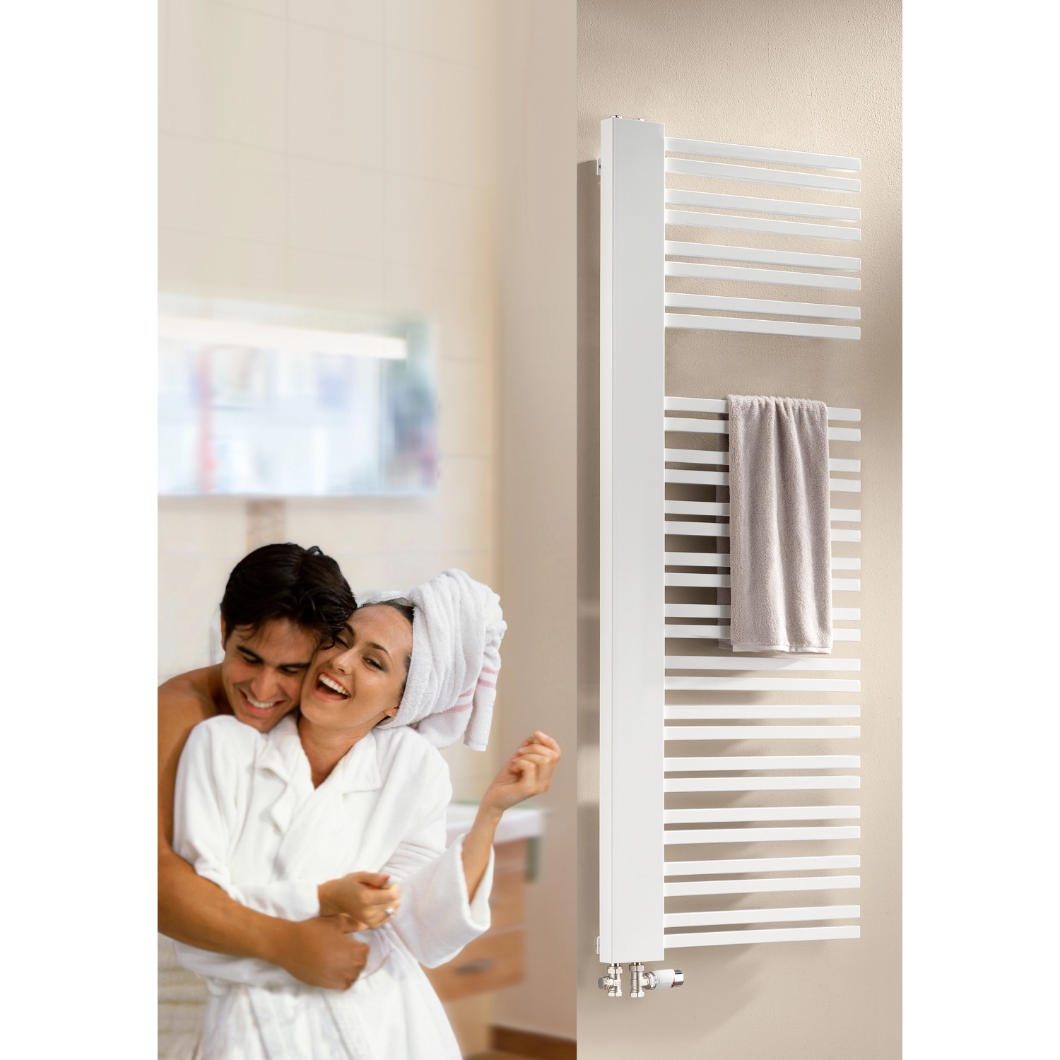 Schulte Design-Heizkörper Bologna, 81x60 cm, alpinweiß, linke Ausführung mit Handtuch und Paar im Bad.