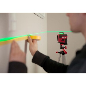 Skil Kreuzlinienlaser 1961DA mit Stativ projiziert grüne Laserlinie an Wand.