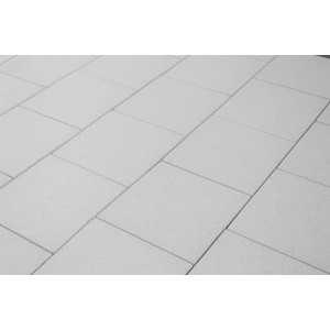 Helle, quadratische Terrassenplatten Classic Kristall Weiß, 40x40 cm, aus Beton.
