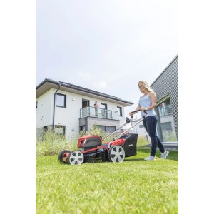 Al-Ko Akku-Rasenmäher 46.9 LI SP Energy Flex mit Radantrieb im Einsatz.