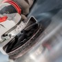 Bosch Expert Vliesscheibe N880 auf Exzenterschleifer beim Schleifen von Metall.
