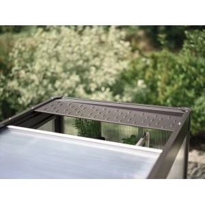 Biohort Belüftung für Florentina Gewächshaus, silber-schwarz, Detailaufnahme des geöffneten Dachfensters.