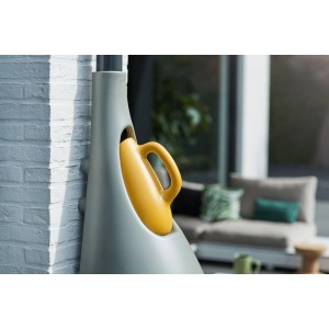 Elho Regentonne Pure Raindrop 70 L mit gelber Gießkanne im Garten.