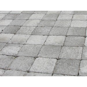 Graue Premac Graniko Pflastersteine 14x14x6 cm im Verband verlegt.