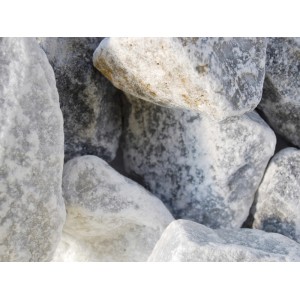 Nahaufnahme von Wolken-Weißem Marmorbruch 50-100mm, ideal für Garten- und Landschaftsbau.