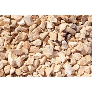 Nahaufnahme von Siena-gelbem Marmorsplitt (22-32 mm) im PE-Sack, ideal für Garten- und Landschaftsbau.