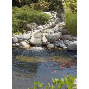 Teich mit Ubbink AquaLiner Teichfolie, Bachlauf und Goldfischen.