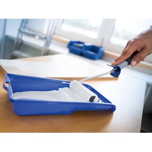 Blaue LUX Farbwanne 32x26 cm mit Farbroller und weißer Farbe. Abstreifgitter integriert.