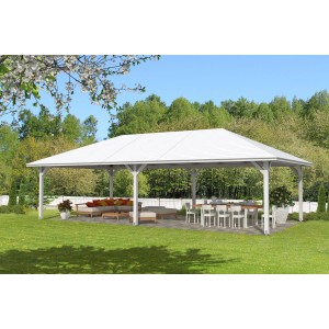 Weißer Skan Holz Pavillon Orleans 4 im Garten mit Möbeln. Gartenlaube aus Holz.