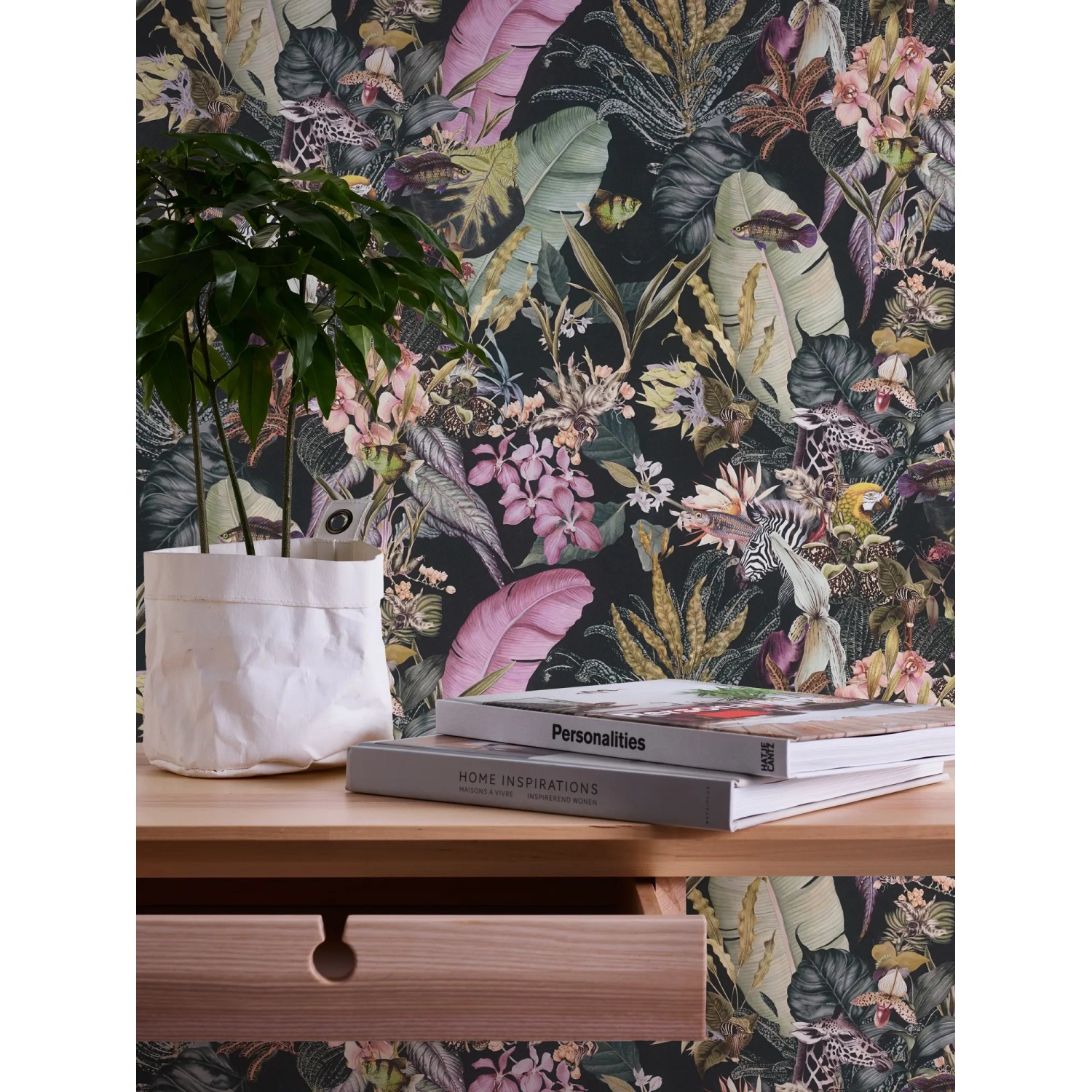 Vliestapete mit Blumen, Tieren, Blättern in Schwarz und Rosa. Dekorative Tapete mit Dschungel-Motiv.