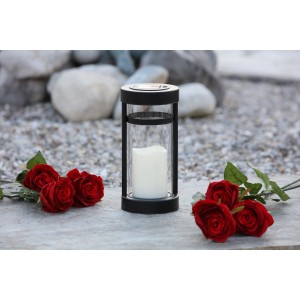 Weiße Flower Power LED Solar Grablampe Arimo für den Außenbereich, mit Rosen auf einem Grabstein.