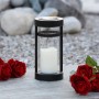Weiße Flower Power LED Solar Grablampe Arimo für den Außenbereich, mit Rosen auf einem Grabstein.