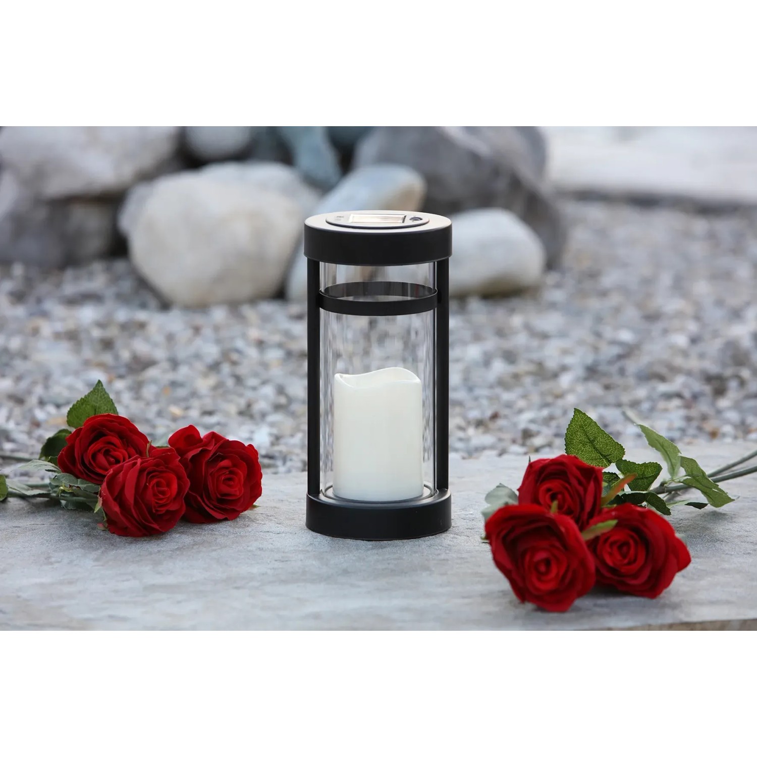 Weiße Flower Power LED Solar Grablampe Arimo für den Außenbereich, mit Rosen auf einem Grabstein.