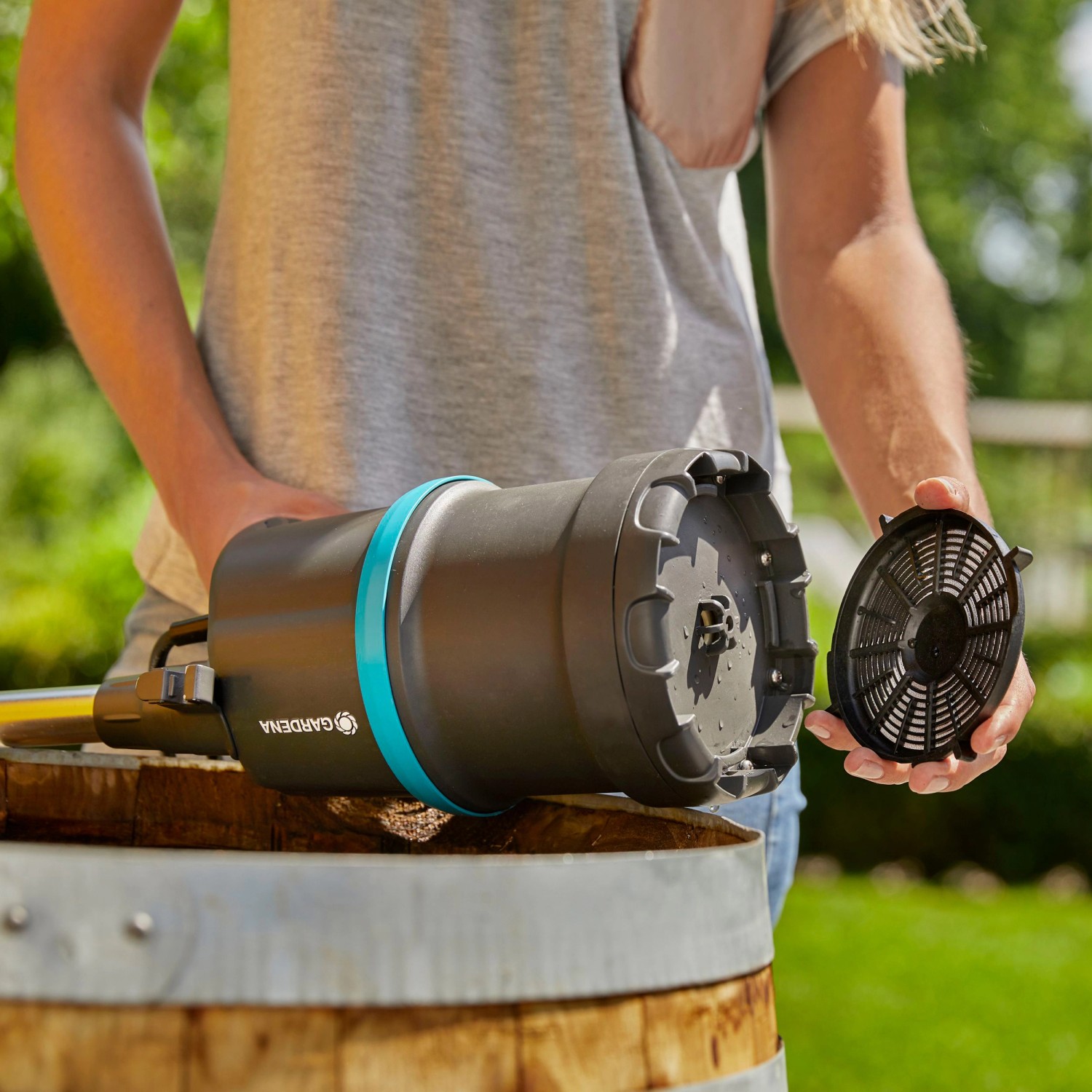 Gardena Regenfasspumpe 4000/1 auf einem Fass, Filter wird eingesetzt.