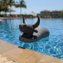 Schwarzer Westmann Sitzsack Stier als Schwimmtier Pool Buddy im Wasser.