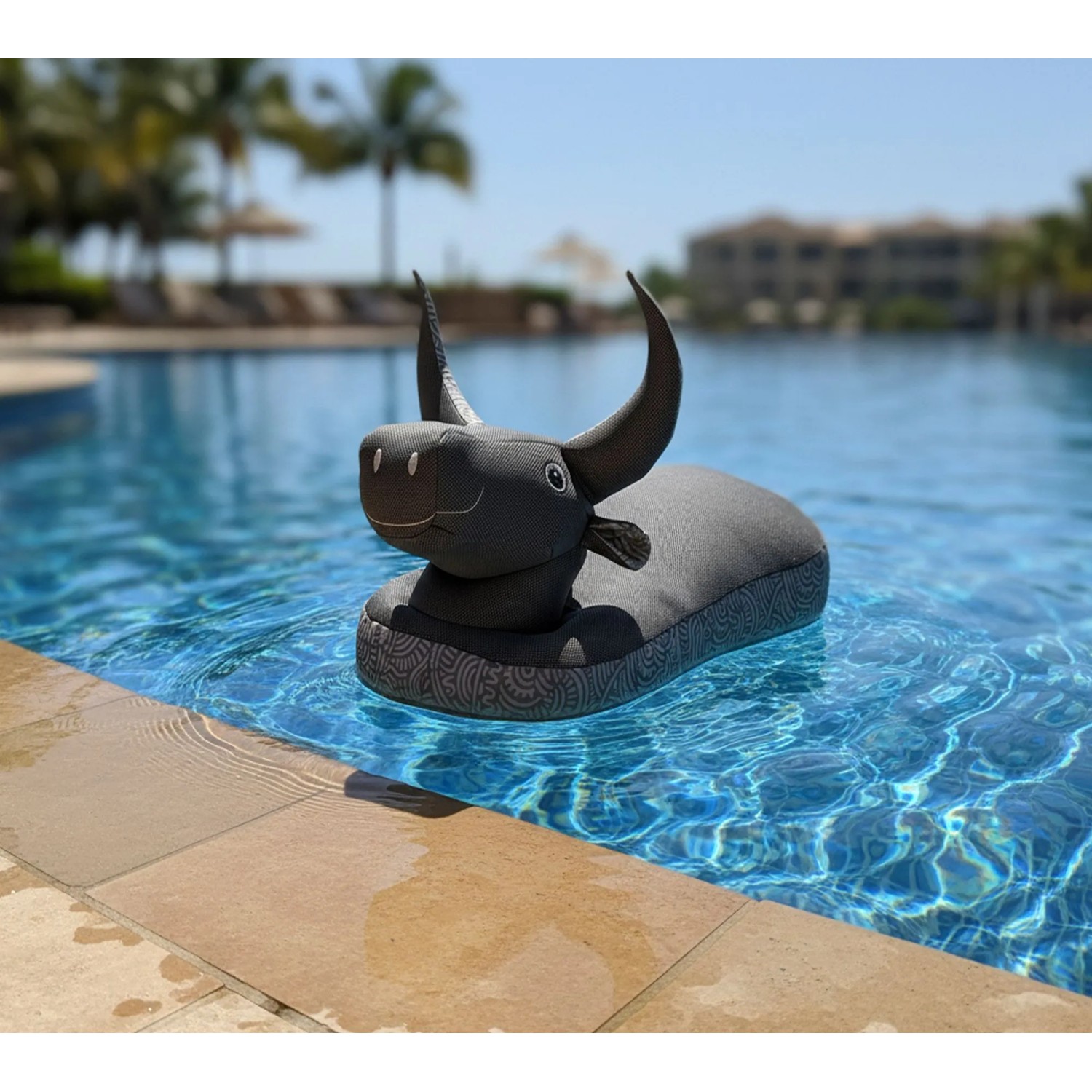 Schwarzer Westmann Sitzsack Stier als Schwimmtier Pool Buddy im Wasser.