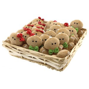 Lebkuchen-Figuren aus Stoff (8 cm) mit Anhänger als Weihnachtsdeko im Korb.