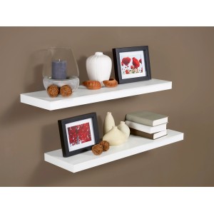 Zwei weiße Regalböden Carlton (60 cm) mit Deko an brauner Wand.