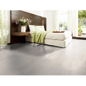 Heller Laminatboden Eiche Brooklyn im Schlafzimmer verlegt.