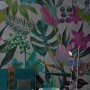 Fototapete Dschungel mit bunten Blumen in Lila, Rot und Grau. FSC®-zertifiziert.