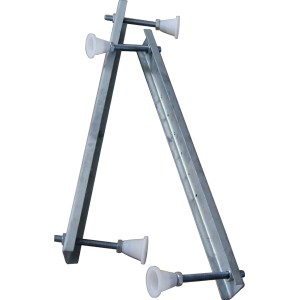 Sanotechnik Badewannenfüße für Eckbadewannen, verstellbare Metallfüße mit weißen Kunststoffkappen.