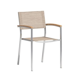 Acamp Skye Stapelsessel, Teil des Gartenmöbel-Sets, mit Edelstahlgestell, Teak-Armlehnen und beigem Acatex-Gewebe.
