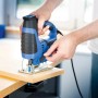 LUX Stichsäge E-STS-23 beim Sägen von Holz. Blaue Stichsäge mit schwarzem Griff.