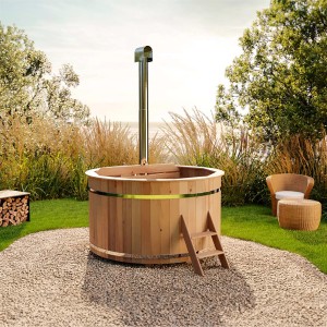 Finntherm Holz-Badefass Bergen mit Ofen und Leiter im Garten.