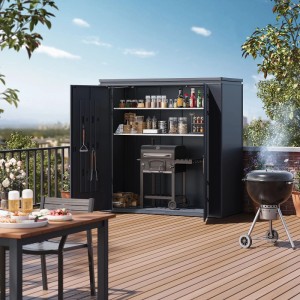 Anthrazitfarbener Gartenschrank aus Stahl auf Terrasse, offen mit Grill & Zubehör. Bietet viel Stauraum für Ordnung.