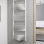 Schulter Design-Heizkörper, gerade, alpinweiß, mit Mittenanschluss im Badezimmer.