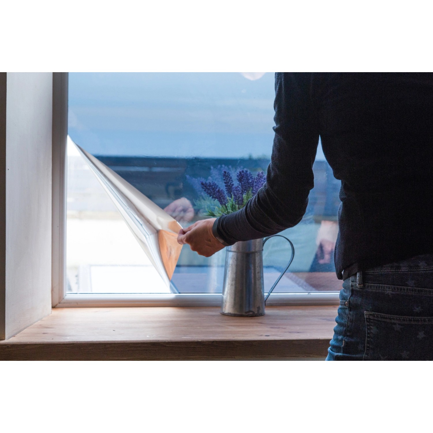 d-c-fix Spiegelfolie als Sichtschutz am Fenster, einfache Montage.